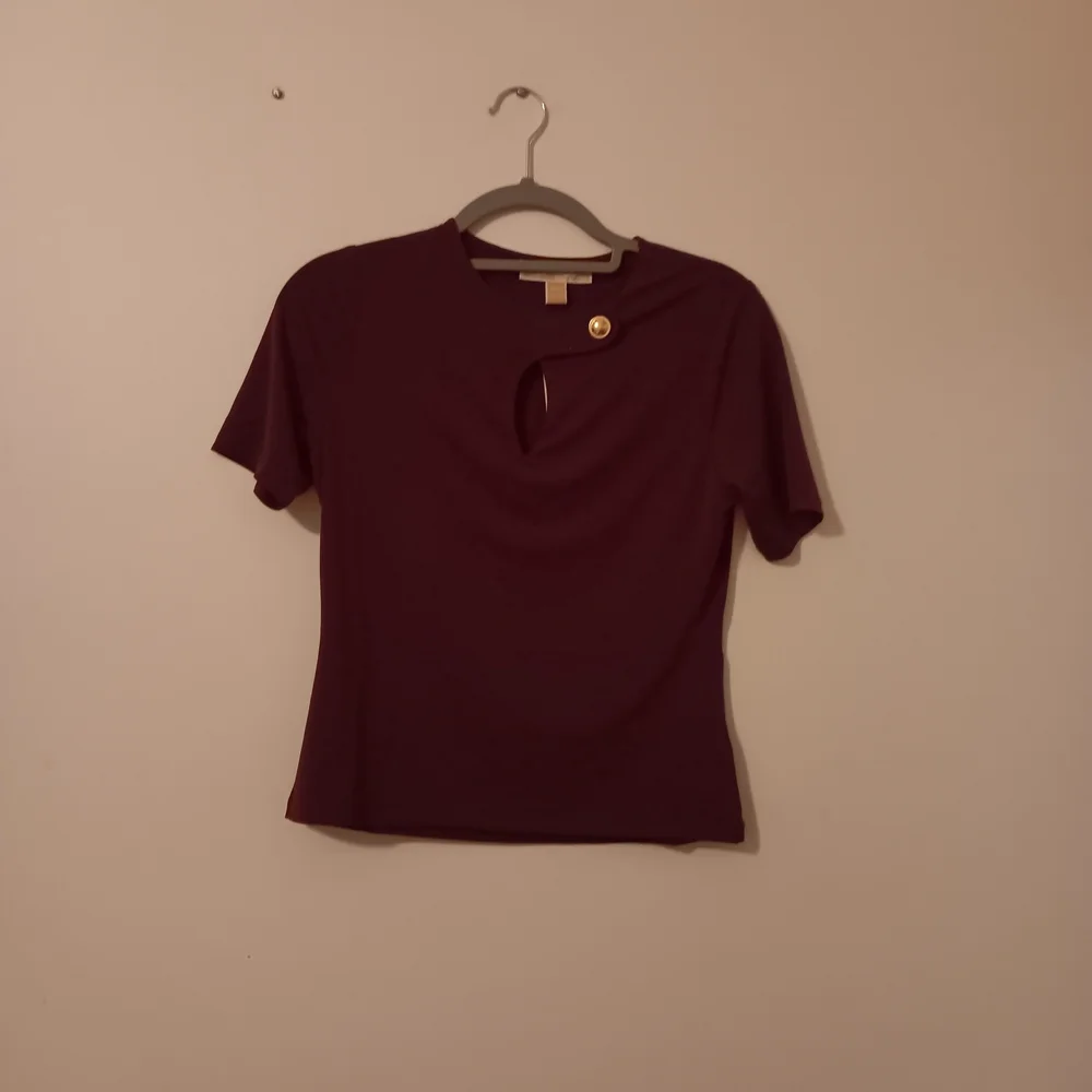 Michael Kors Burgundy Short Sleeve Keyhole Gold Button Top - Picture 2 of 4